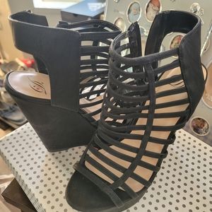 D brand black wedge